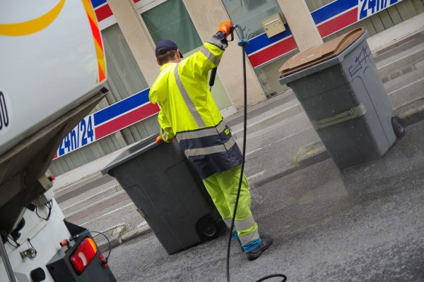 Nettoyage du mobilier urbain