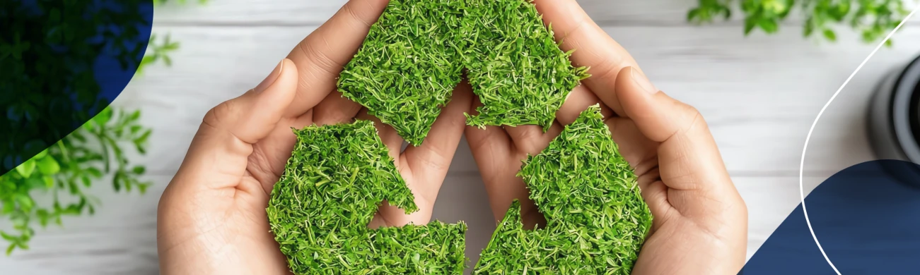 Símbolo de reciclaje sobre fondo vegetal representando la apuesta de Proquimia por la innovación sostenible, la economía circular y la reducción de recursos en todo el ciclo de vida del producto.