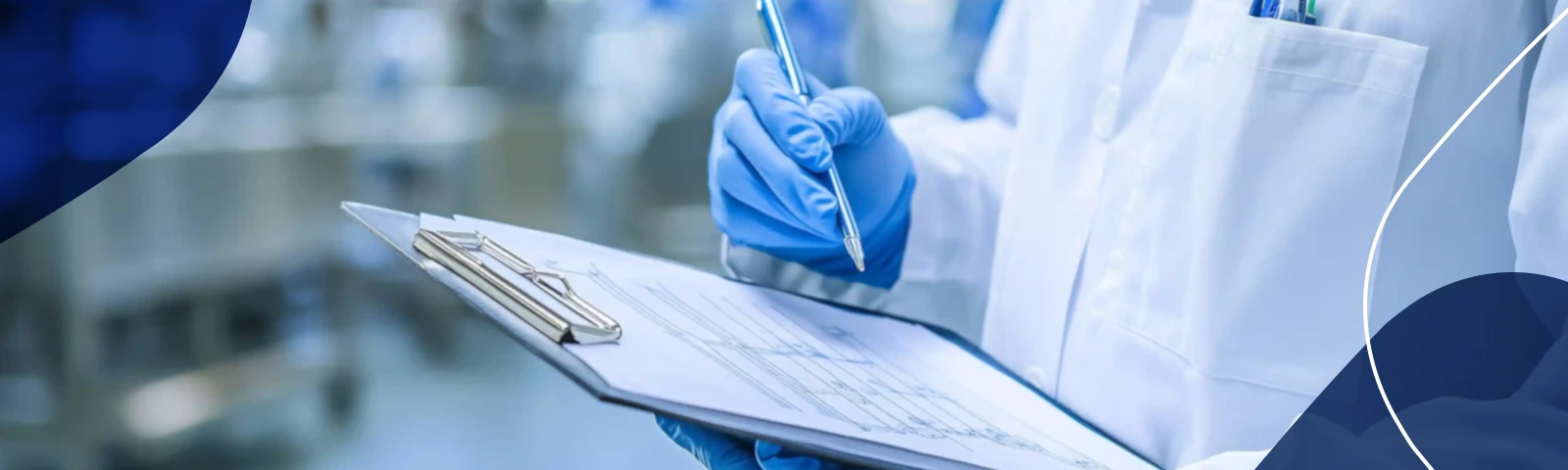 Técnico de laboratorio registrando datos de control de calidad en una planta de fabricación, representando el servicio de contract manufacturing con trazabilidad y producción certificada.