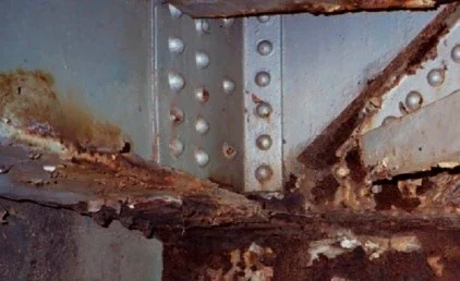 Corrosión avanzada en estructura metálica industrial