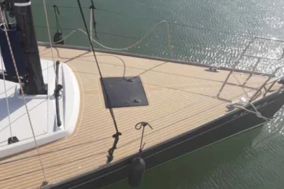 Mantenimiento y limpieza de cubiertas de barco en puerto deportivo