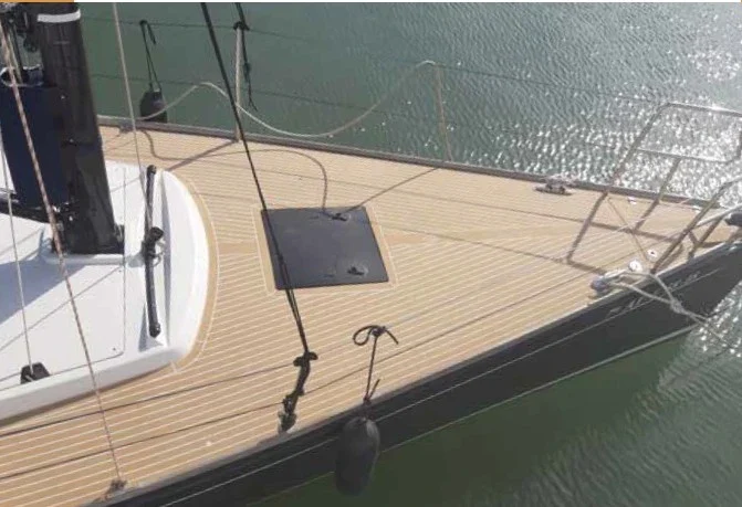 Mantenimiento y limpieza de cubiertas de barco en puerto deportivo