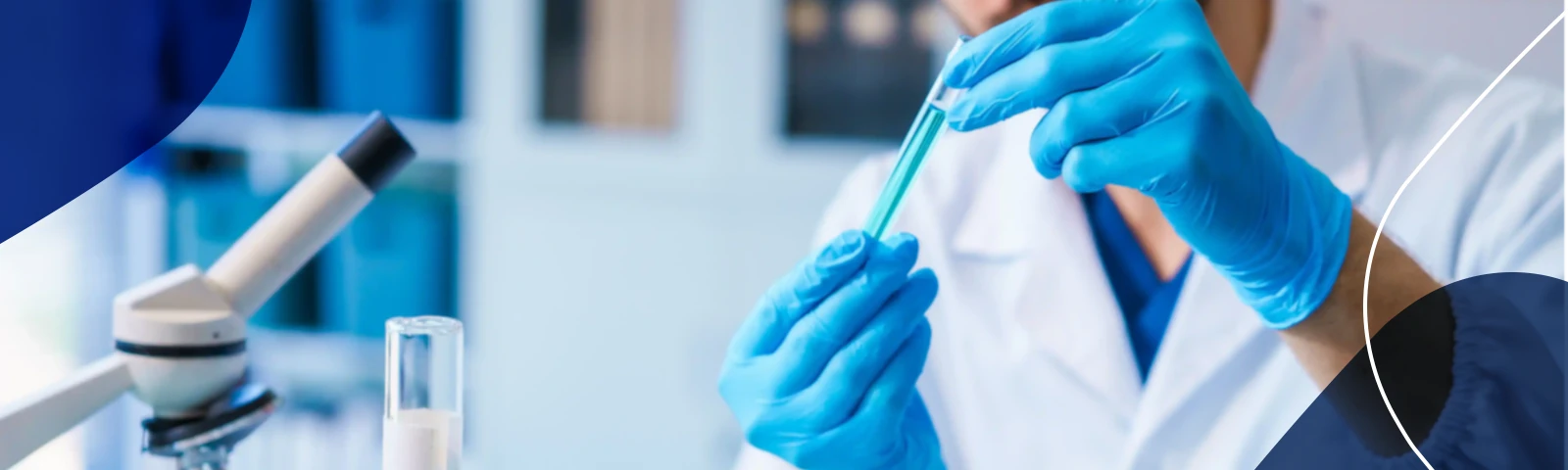 Investigador manipulando un tubo de ensayo en laboratorio, representando el desarrollo integral de productos MDD con formulación avanzada y validación de eficacia.