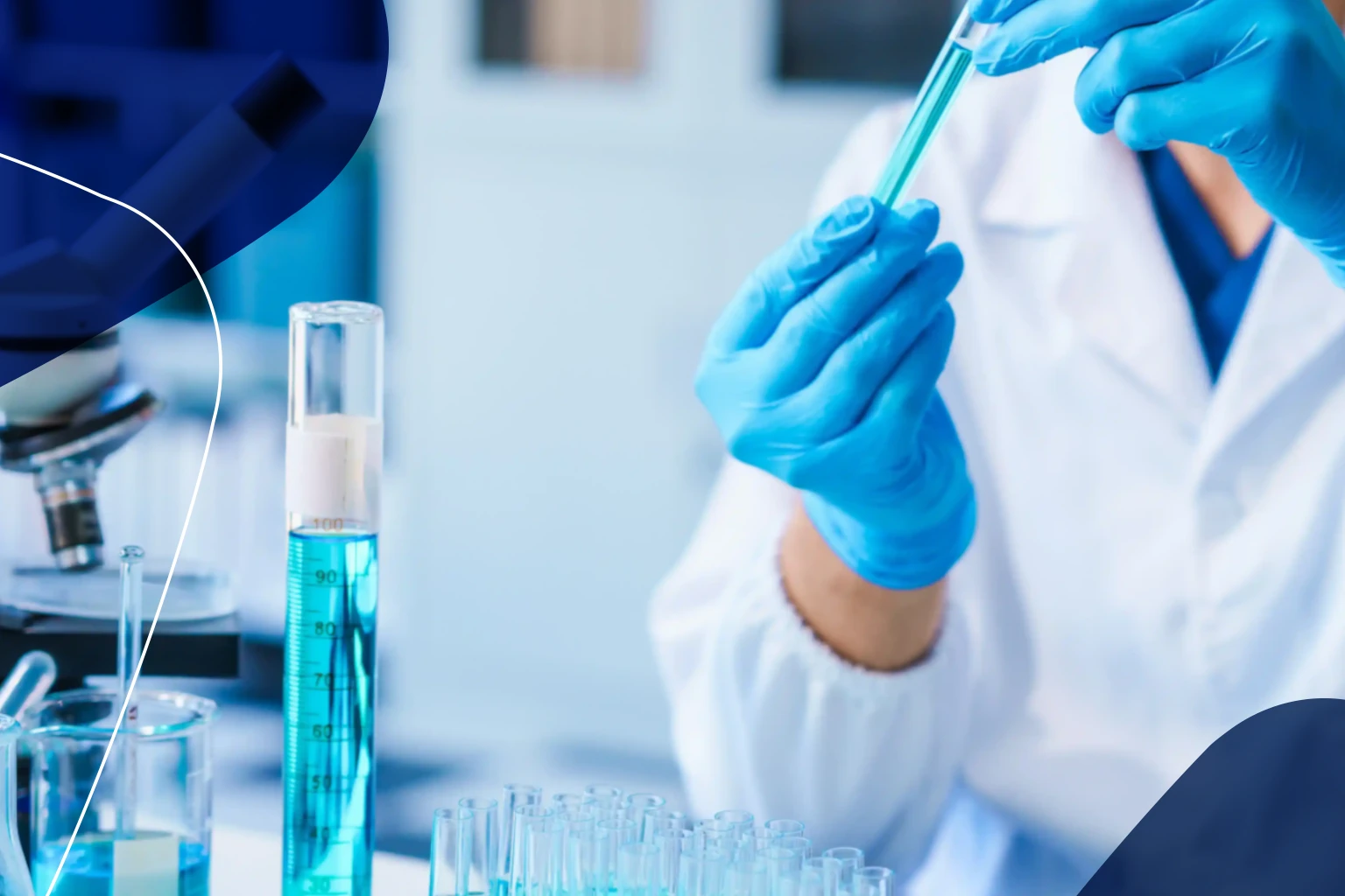 Investigador manipulando un tubo de ensayo en laboratorio, representando el desarrollo integral de productos MDD con formulación avanzada y validación de eficacia.