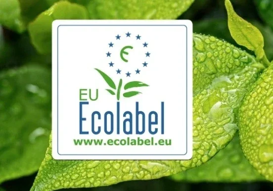 Certificación EU Ecolabel en productos de limpieza Logotipo EU Ecolabel sobre hojas con gotas, certificación ambiental europea.